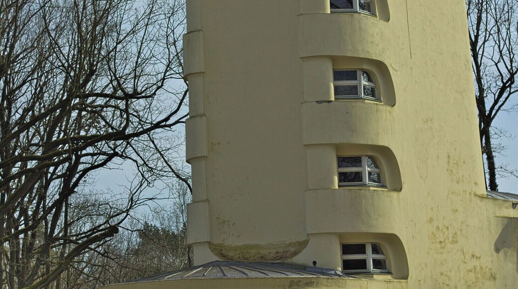 Einsteinturm auf dem Telegrafenberg - ein 1922 fertig gestelltes Observatorium, in dem die Gültigkeit von Einsteins Relativitätstheorie experimentell bestätigt werden sollte.
Einstein Tower at Telegrafenberg - this observatory was finished in 1922 to be a research center to prove Einsteins Theory of Relativity.