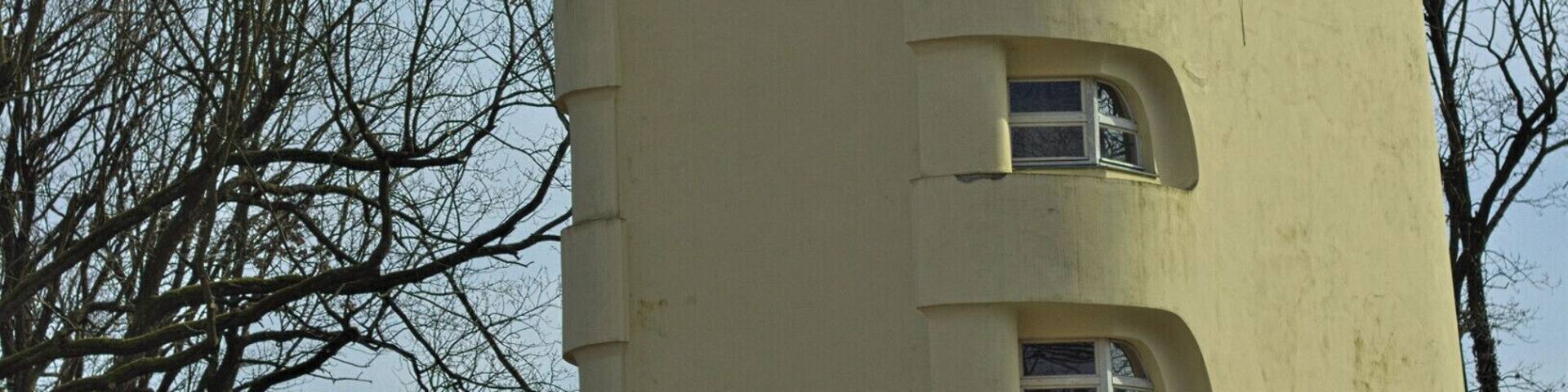 Einsteinturm auf dem Telegrafenberg - ein 1922 fertig gestelltes Observatorium, in dem die Gültigkeit von Einsteins Relativitätstheorie experimentell bestätigt werden sollte.
Einstein Tower at Telegrafenberg - this observatory was finished in 1922 to be a research center to prove Einsteins Theory of Relativity.