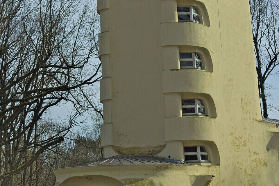 Un edificio de arquitectura singular con una cúpula y ventanas de arco.
