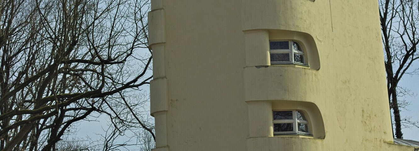 Einsteinturm auf dem Telegrafenberg - ein 1922 fertig gestelltes Observatorium, in dem die Gültigkeit von Einsteins Relativitätstheorie experimentell bestätigt werden sollte.
Einstein Tower at Telegrafenberg - this observatory was finished in 1922 to be a research center to prove Einsteins Theory of Relativity.
