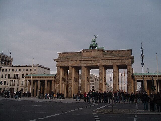 Perhaps the most iconic place in #Berlin.
The best moment to see it? At night.
