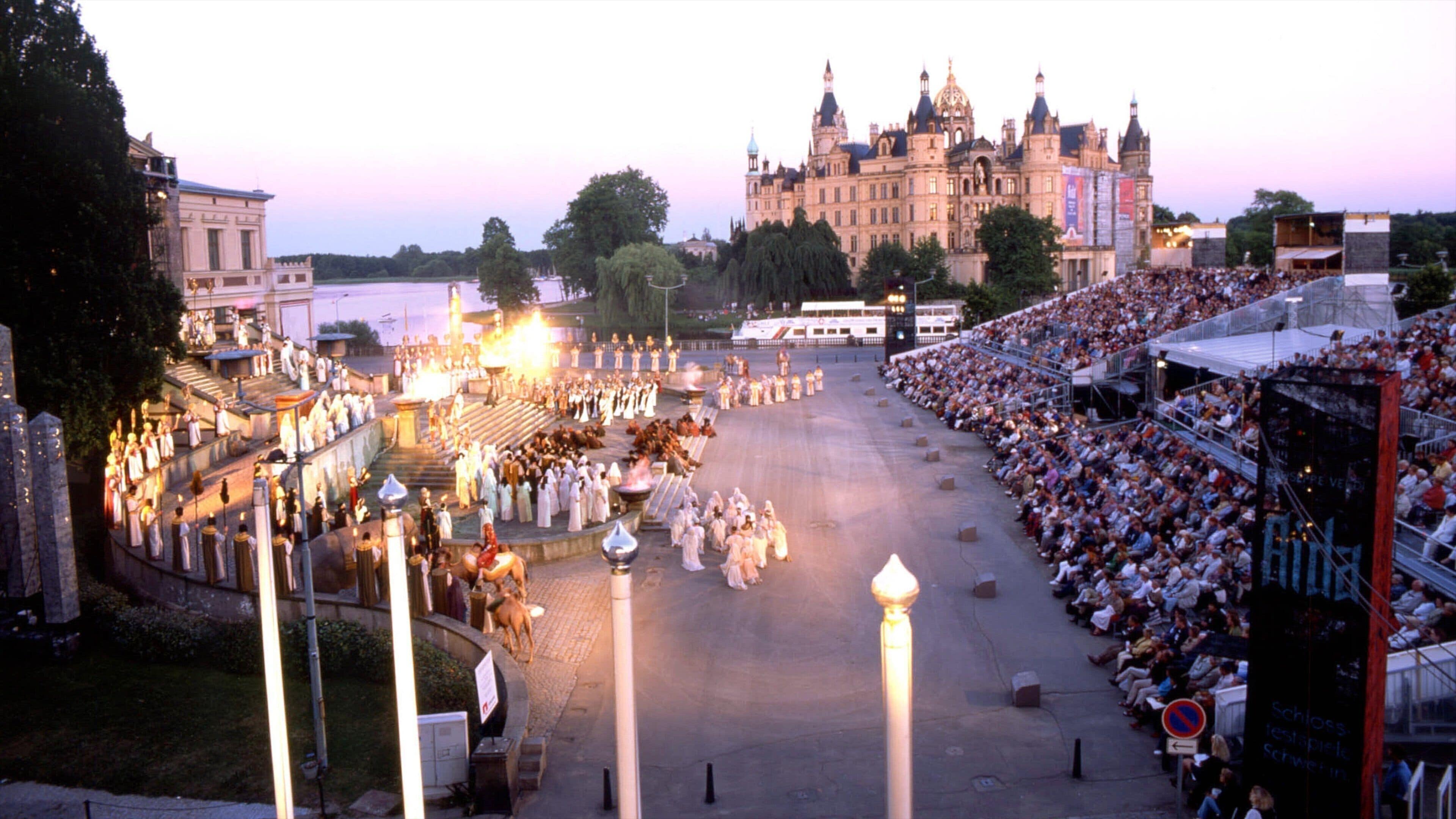 Schwerin mostrando escenas cotidianas, arquitectura patrimonial y palacio