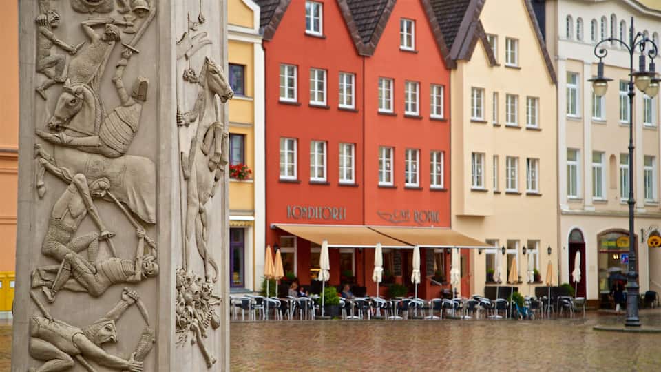 Schwerin que incluye una plaza, una estatua o escultura y una ciudad