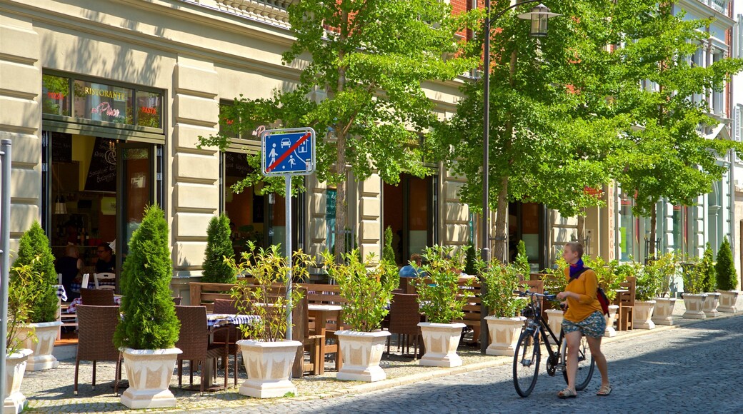 Weimar que inclui ciclismo assim como uma mulher sozinha