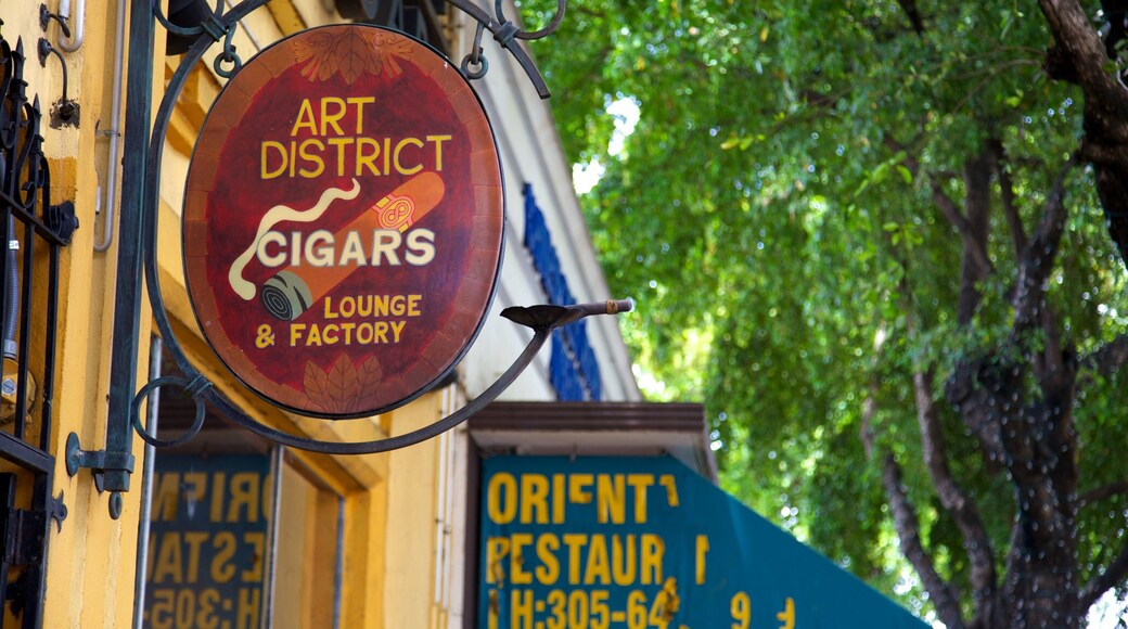 Little Havana mit einem Straßenszenen und Beschilderung