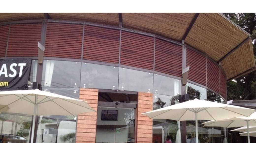 Super nice place to chill 'n eat