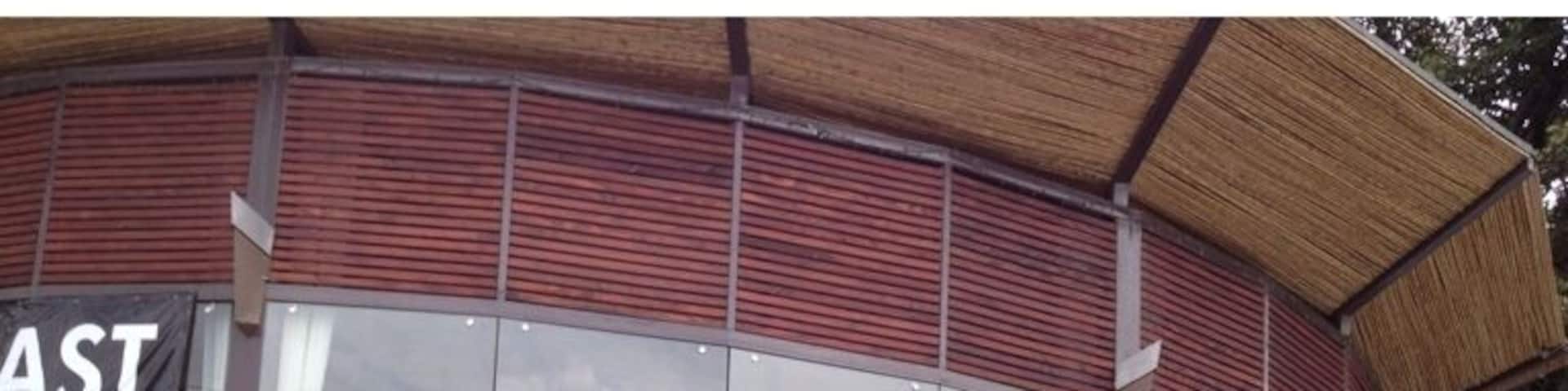 Super nice place to chill 'n eat