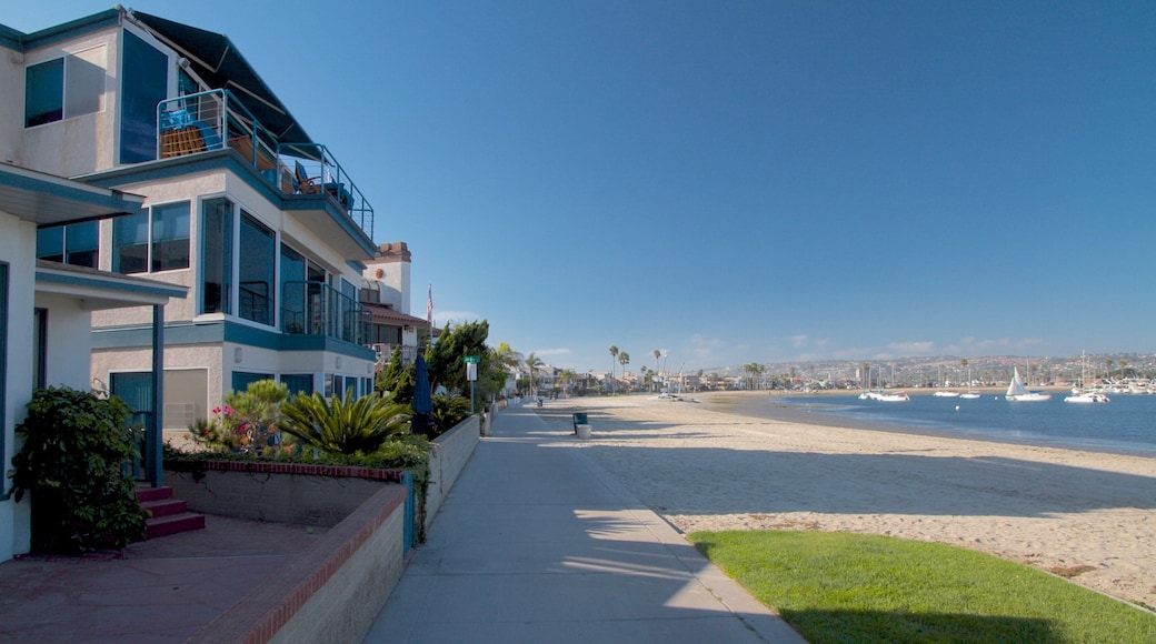 Mission Beach som viser hus, sandstrand og bukt eller havn