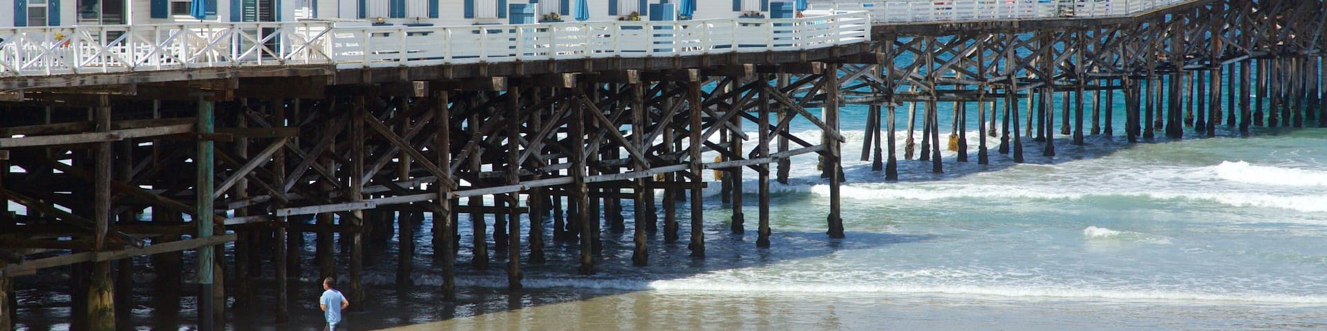 Pacific Beach Park showing a sandy beach