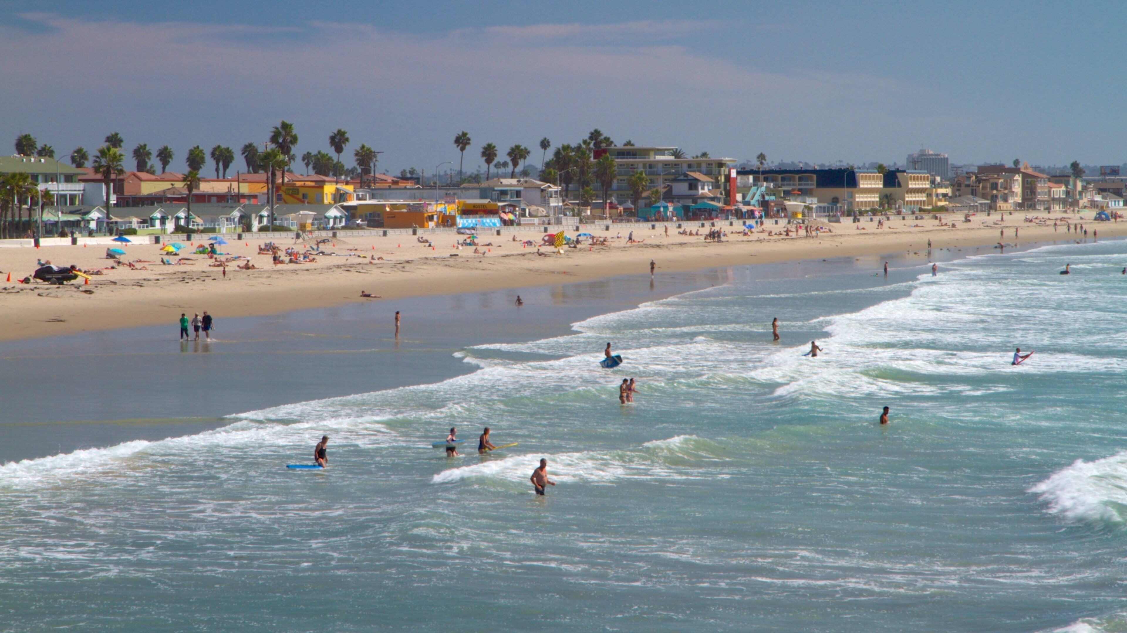 太平洋灘公園 呈现出 游泳, 一般的海岸景觀 和 濱海小鎮