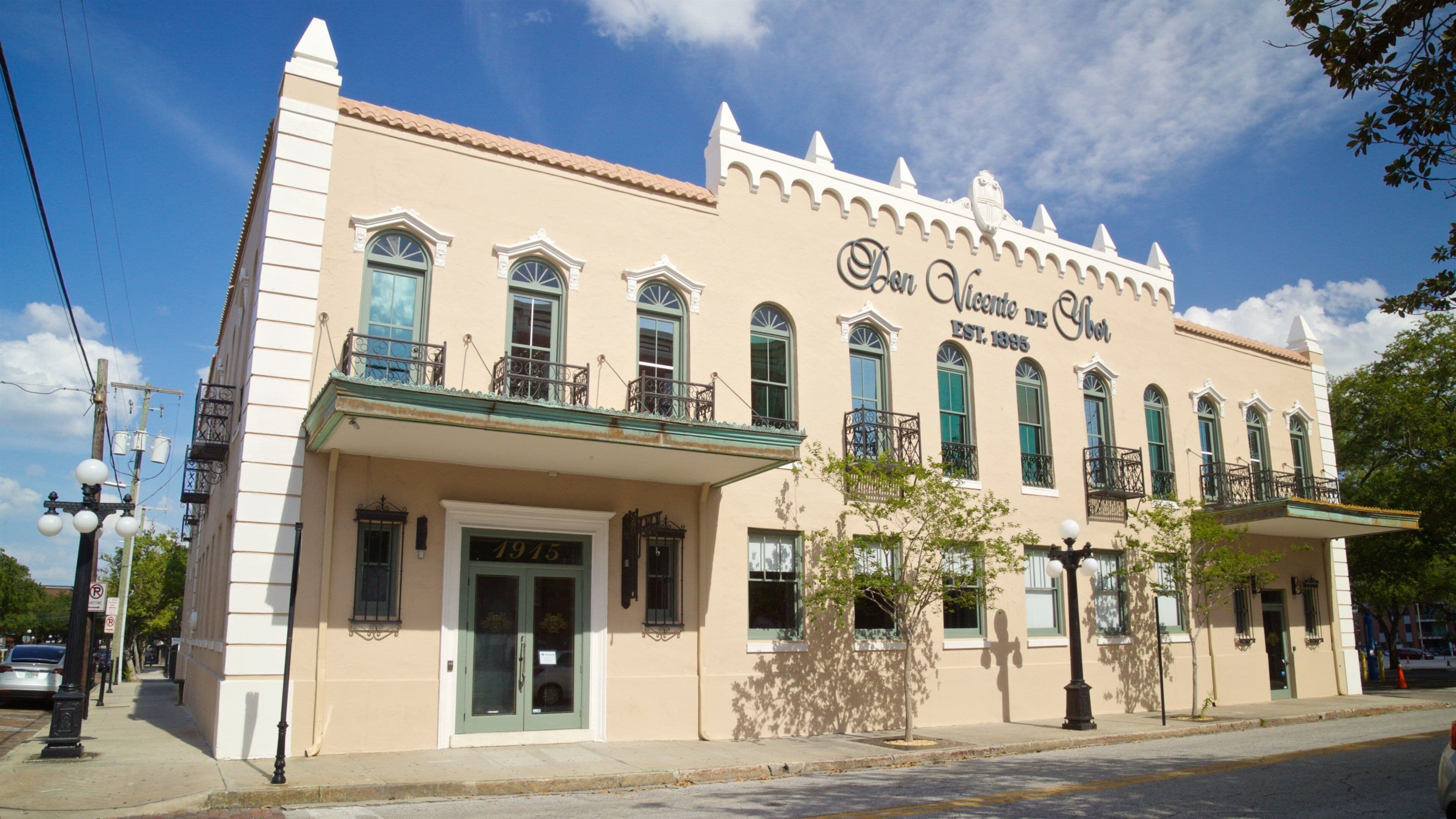 A historic building with a sign reading "Don Vicente de Otero" and the year "1915" on the facade.