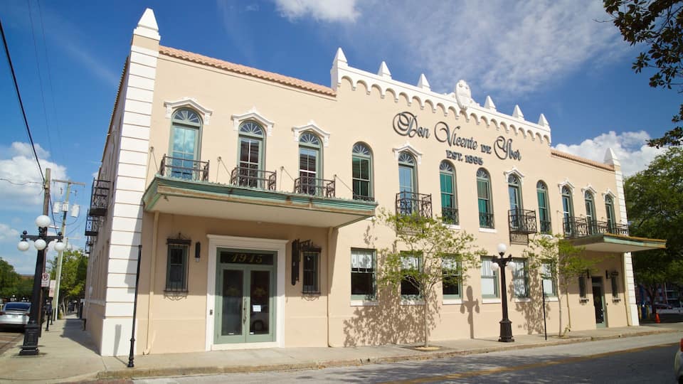 A historic building with a sign reading "Don Vicente de Otero" and the year "1915" on the facade.