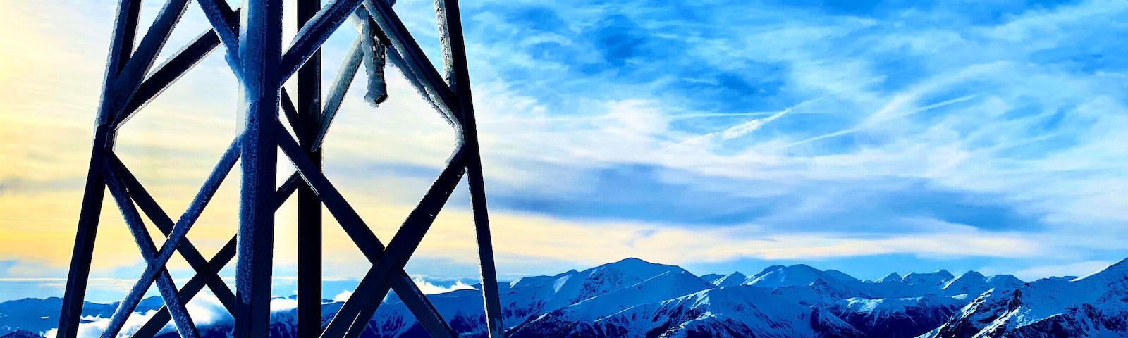 Simply beautiful😍
#snow #winter #poland #europe #roadtrip #sky #hiking #sunset #trovember