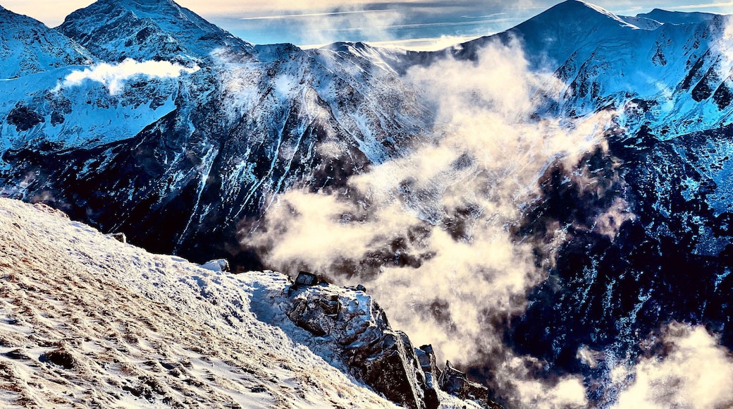 How could anyone ever get tired of admiring these stunning views. One of my faves!😍
#poland #gory #mountains #polska #roadtrip #trovember #hiking #snow