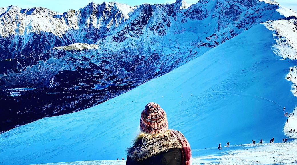 Taking in these amazing views.
#kasprowy #tatry #polska #poland #christmas #roadtrip #trovember #hiking #snow