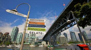 Granville Island Public Market che include mercati, strade e skyline