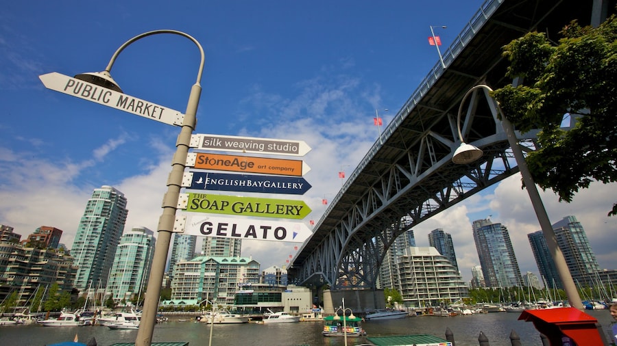 Granville Island Public Market che include mercati, strade e skyline