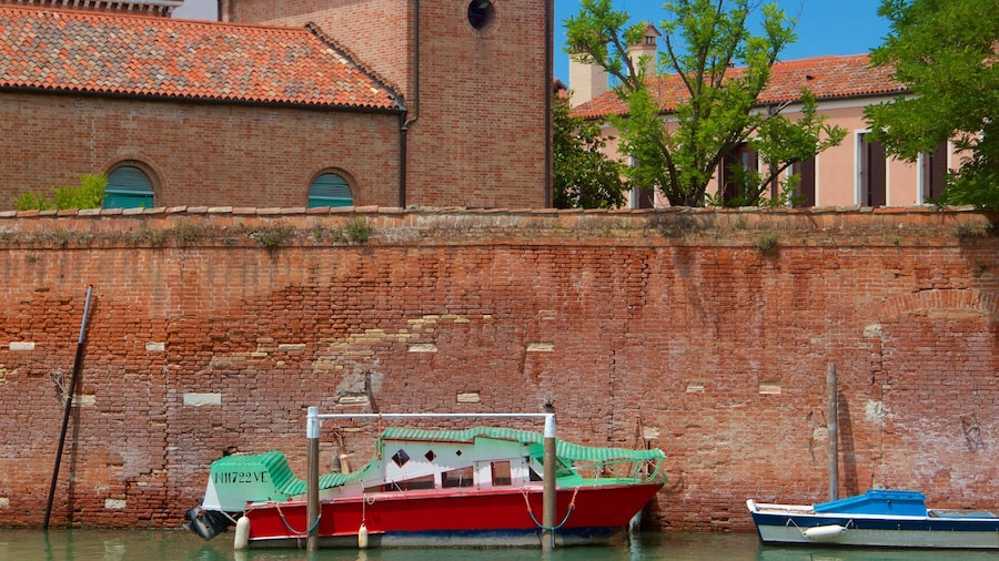 Gueto de Venecia ofreciendo paseos en lancha