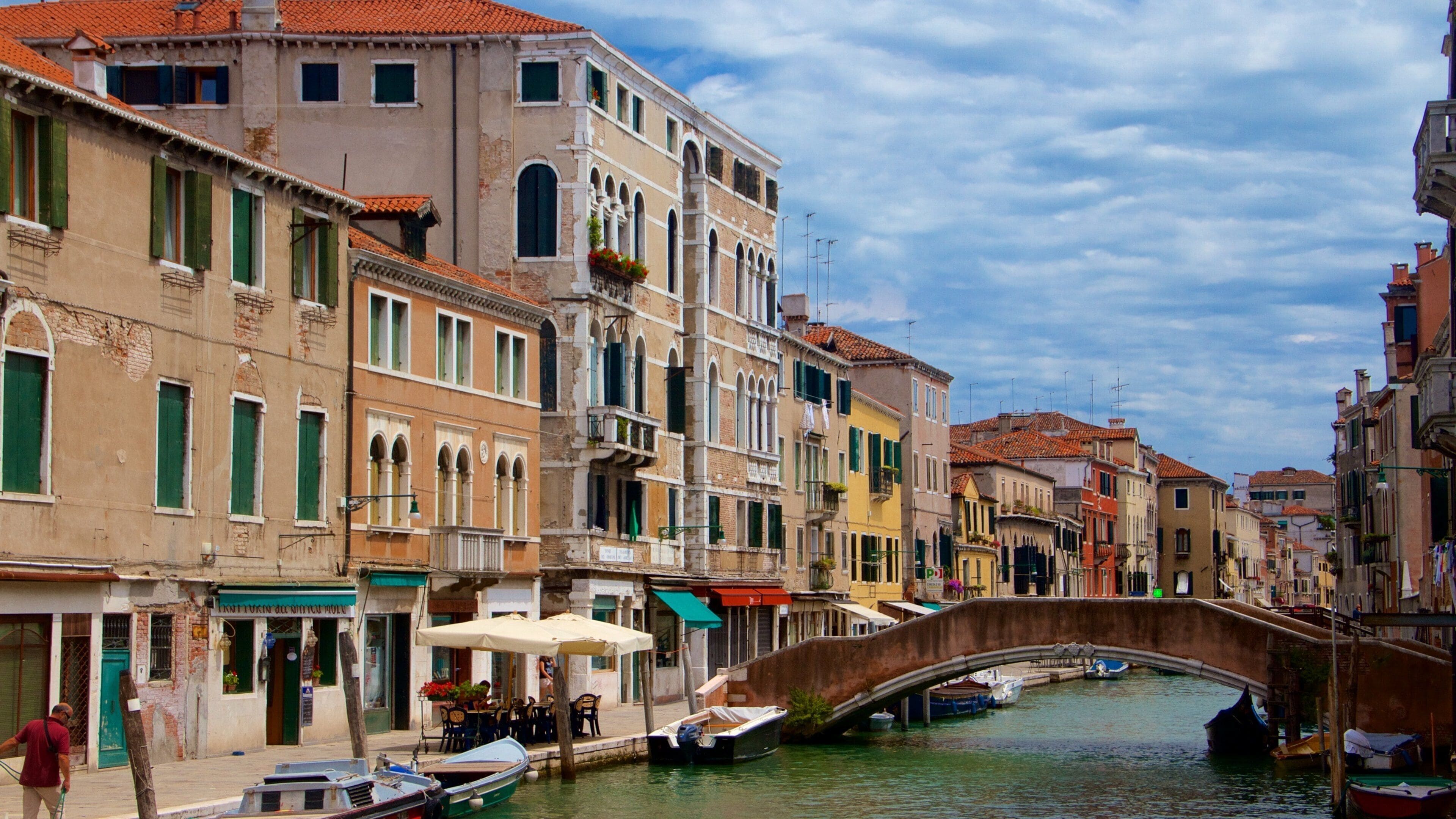 Venetian Ghetto showing boating, a coastal town and heritage architecture