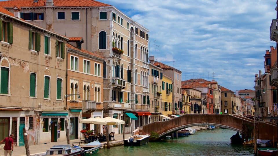 Venetian Ghetto showing boating, a coastal town and heritage architecture