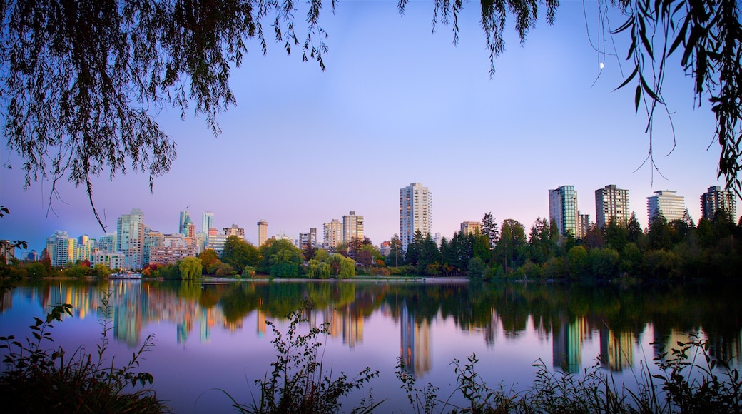 Stanley Park caracterizando um rio ou cĂłrrego e uma cidade