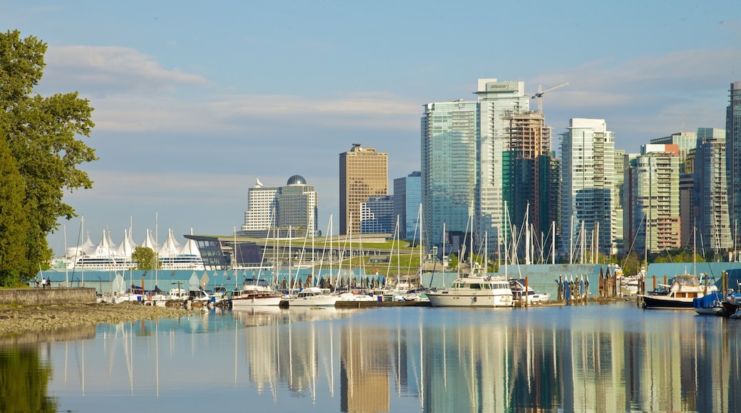 Stanley Park mostrando uma baĂa ou porto, uma cidade e paisagens da cidade