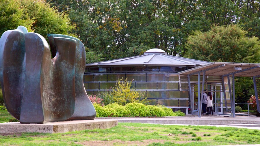 Queen Elizabeth Park showing outdoor art and a park