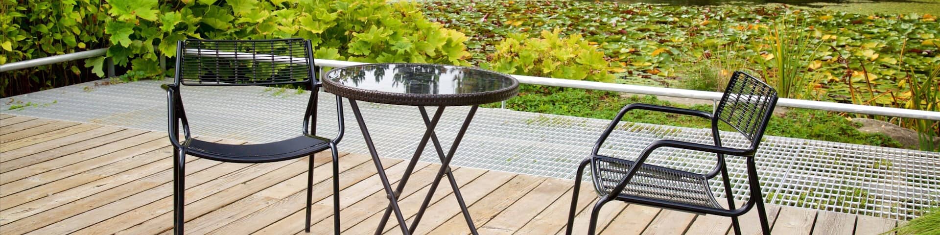 VanDusen Botanical Garden featuring a fountain, a lake or waterhole and a garden