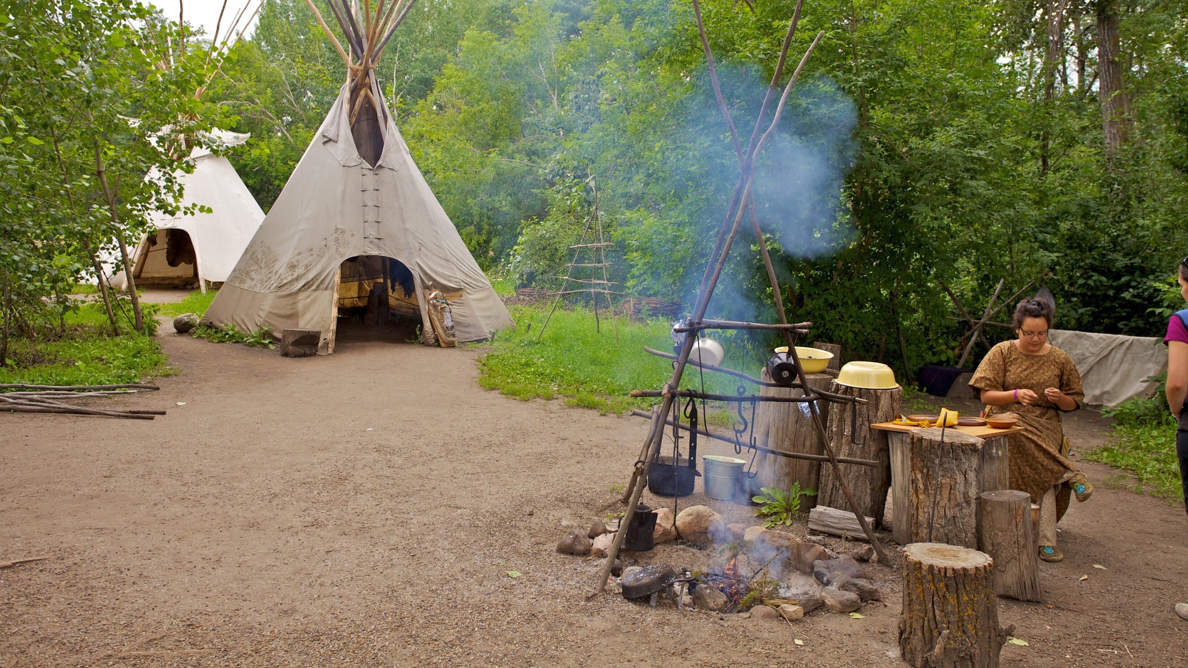Fort Edmonton Park que inclui um jardim, acampamento e cultura nativa