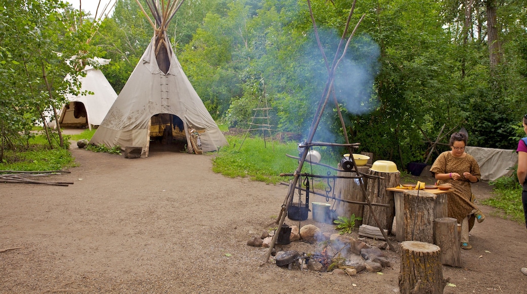 Fort Edmonton Park que inclui um jardim, acampamento e cultura nativa