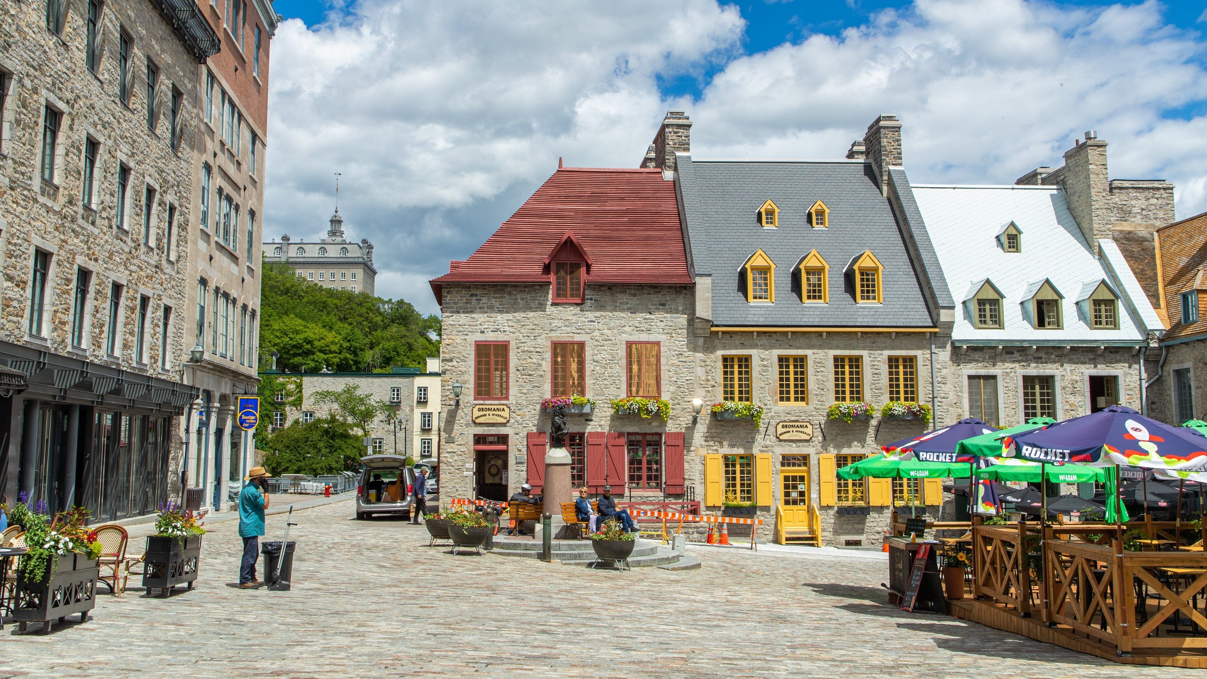 Place Royale which includes heritage elements