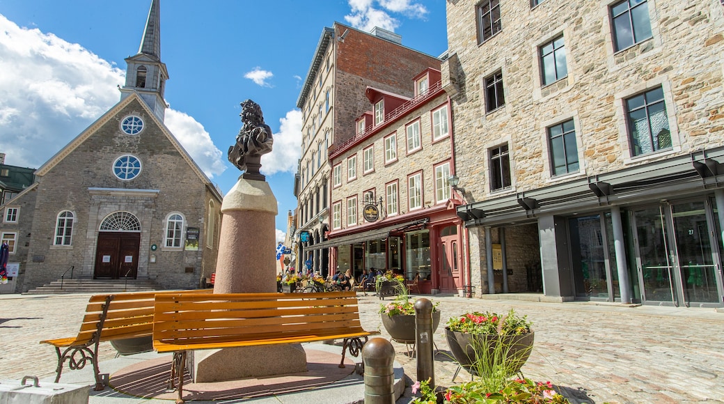 Place Royale showing heritage elements and a church or cathedral