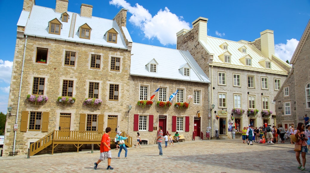 Place Royale showing a castle, heritage architecture and street scenes