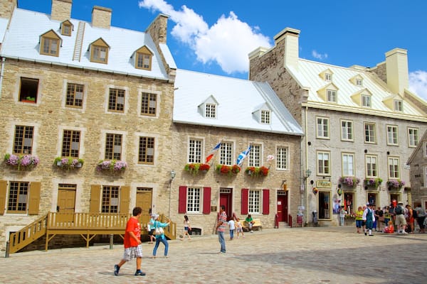 Place Royale showing a castle, heritage architecture and street scenes