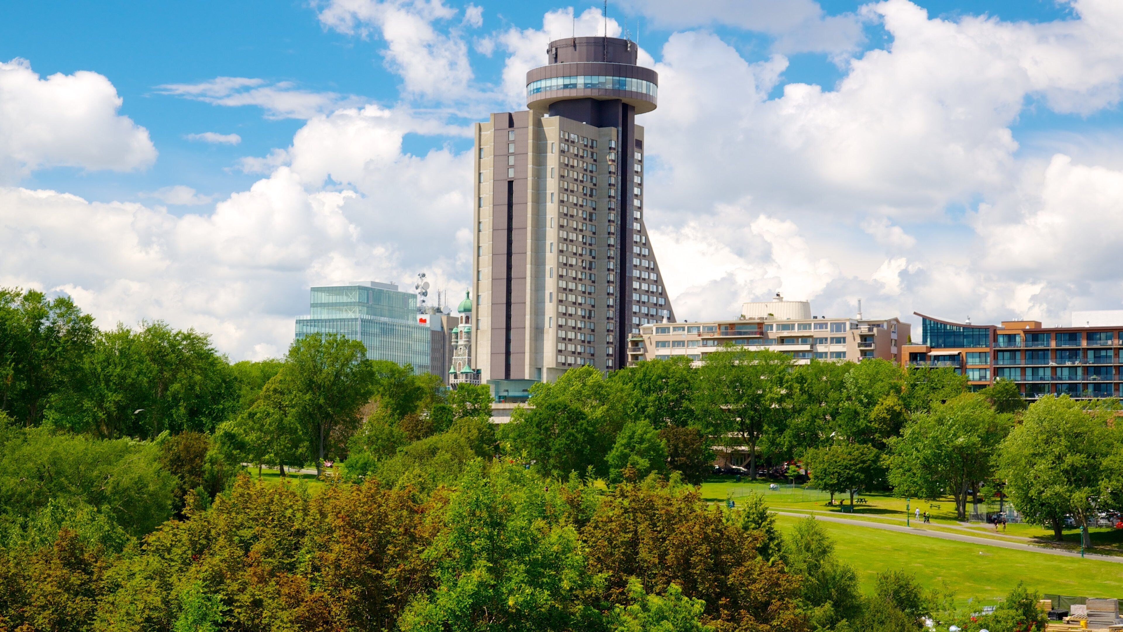 Battlefields Park which includes a city, a skyscraper and modern architecture