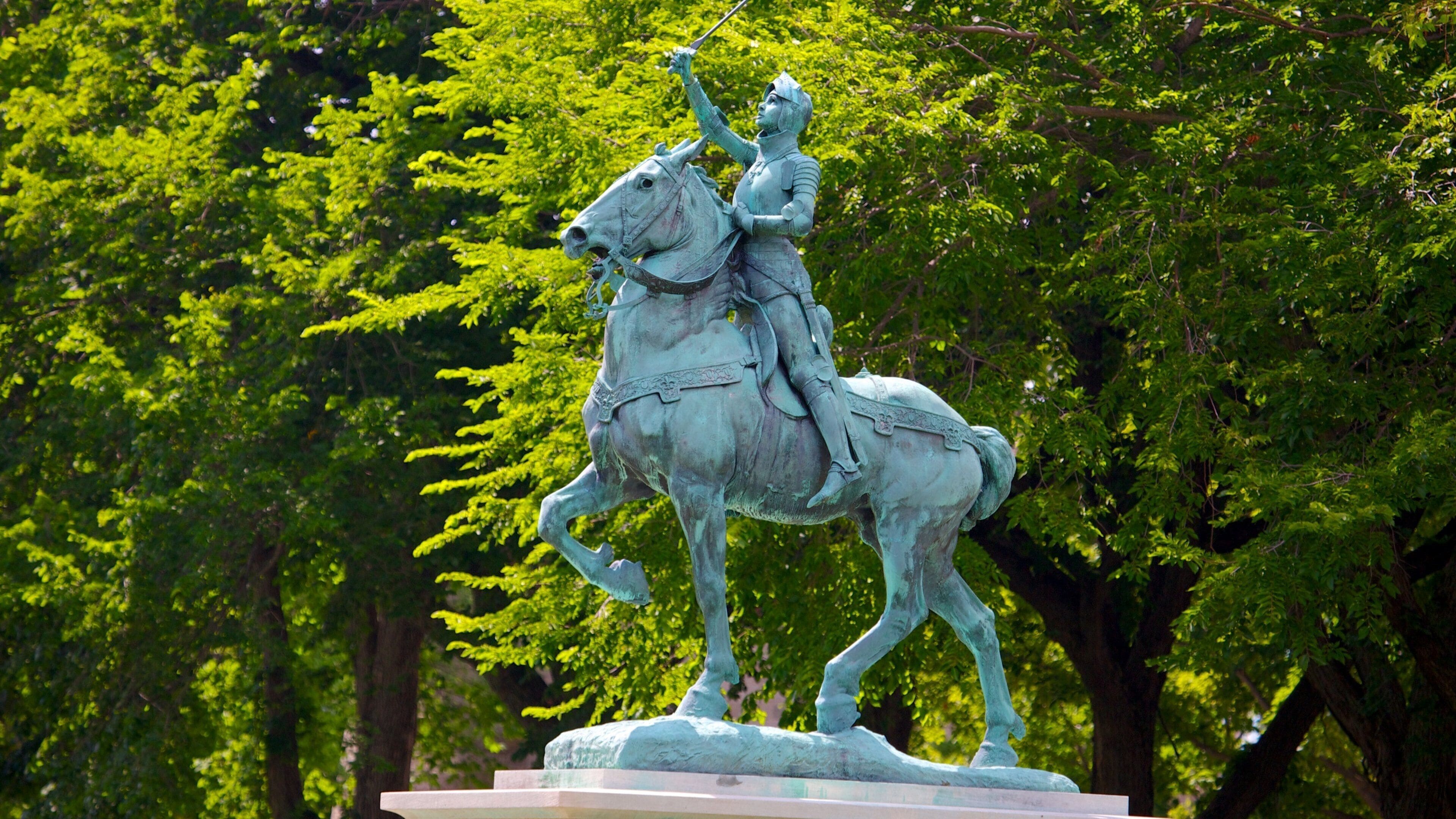Battlefields Park showing a monument, a park and outdoor art
