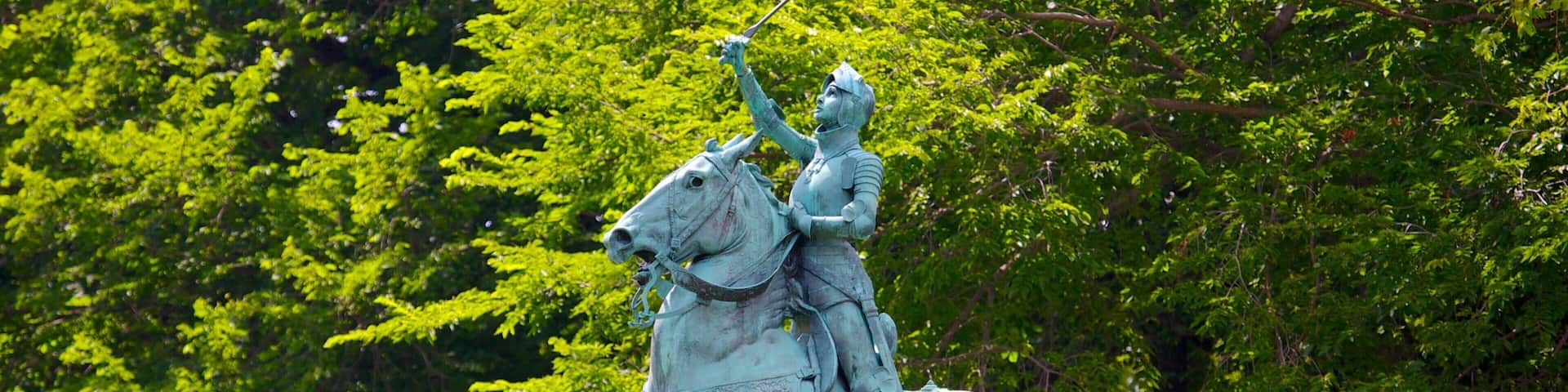 Battlefields Park showing outdoor art, a statue or sculpture and a monument
