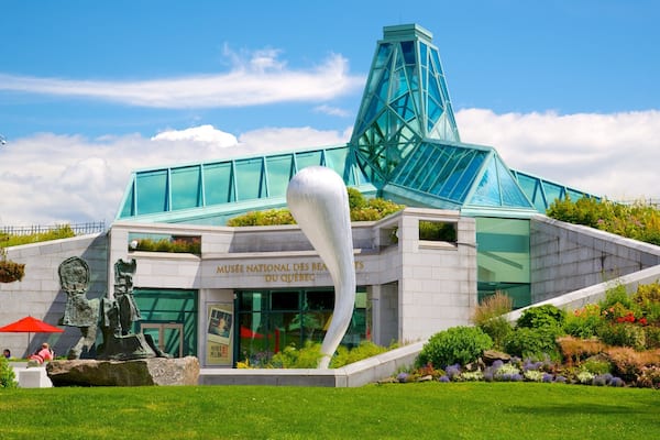 Plaines d\'Abraham montrant statue ou sculpture, ville et architecture moderne