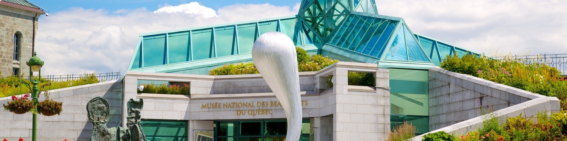 Champs de Bataille caracterizando uma estátua ou escultura, arquitetura moderna e uma cidade