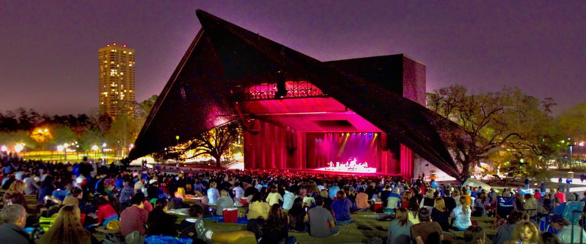 Hermann Park mostrando arte performática, cenas noturnas e um parque