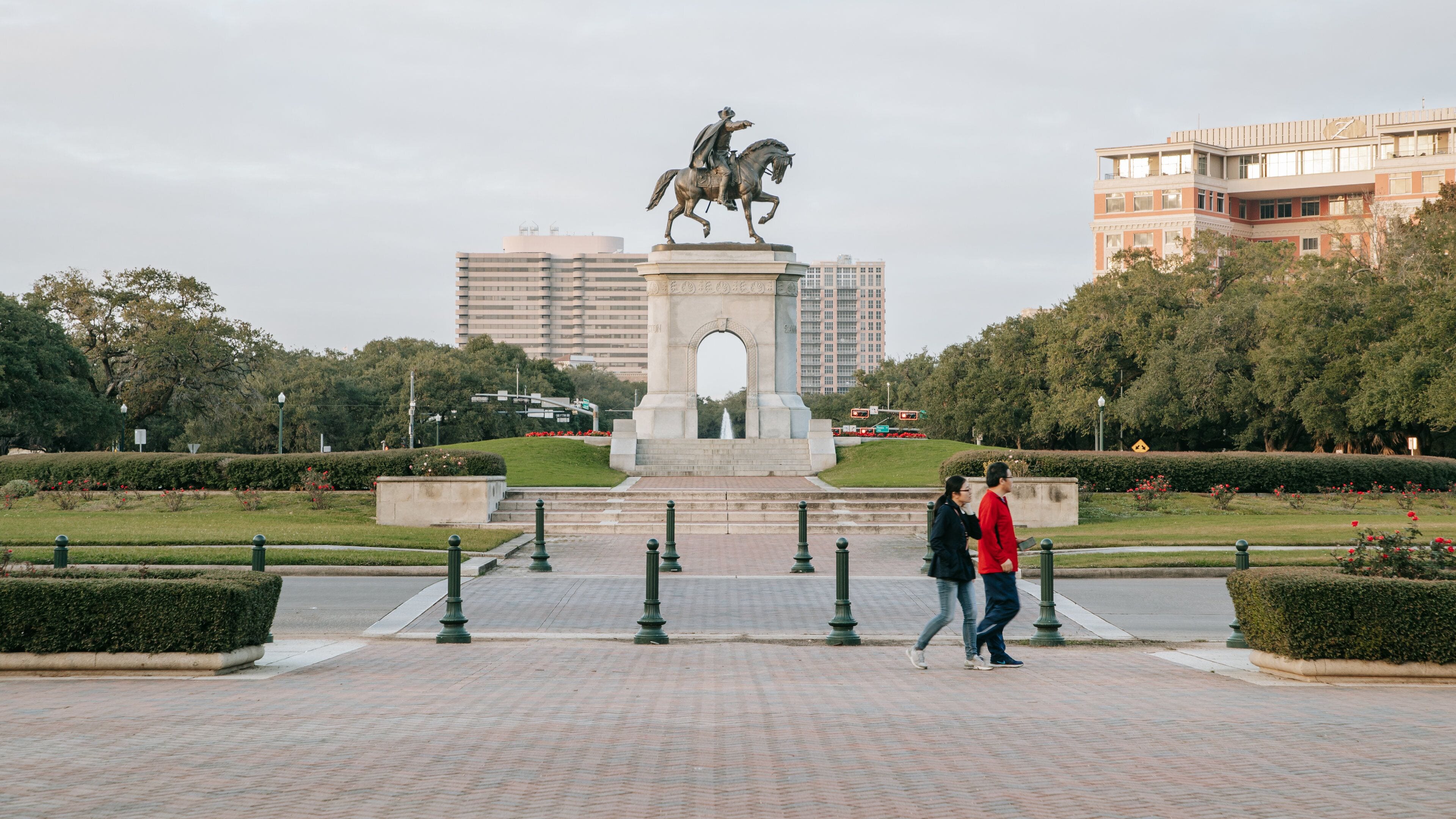 Hermann Park showing a statue or sculpture, street scenes and a garden