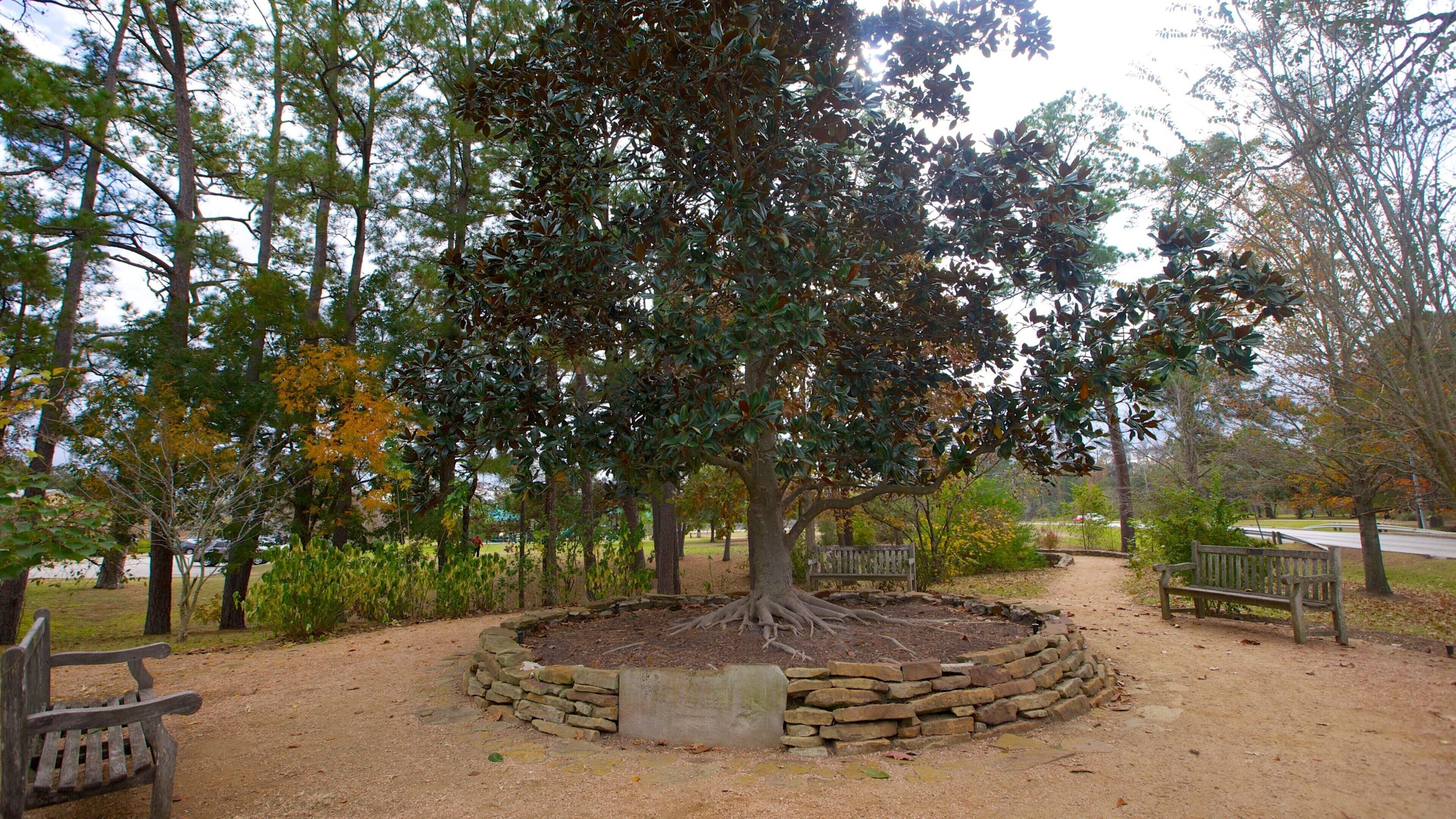 Memorial Park presenterar ett minnesmonument, landskap och en park