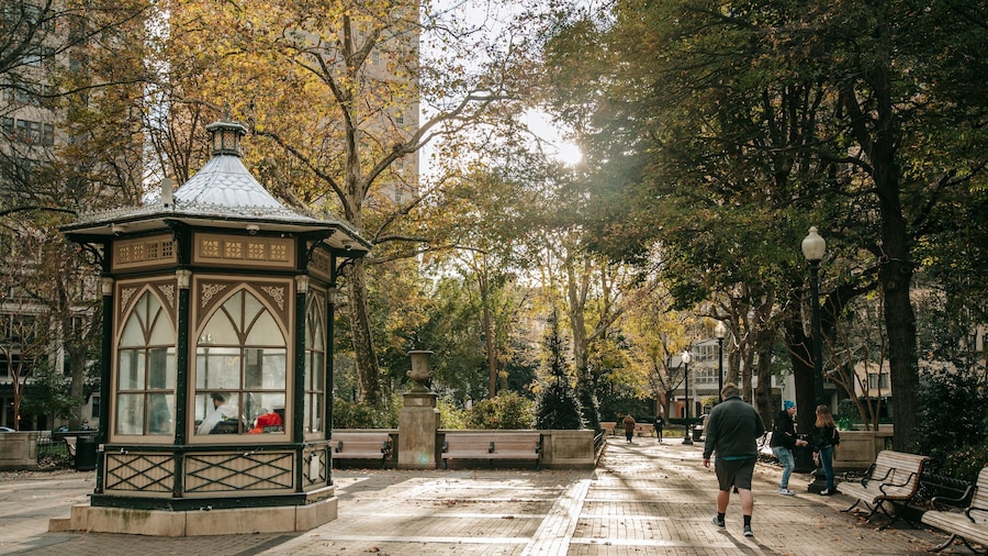 Rittenhouse Square which includes street scenes and a park