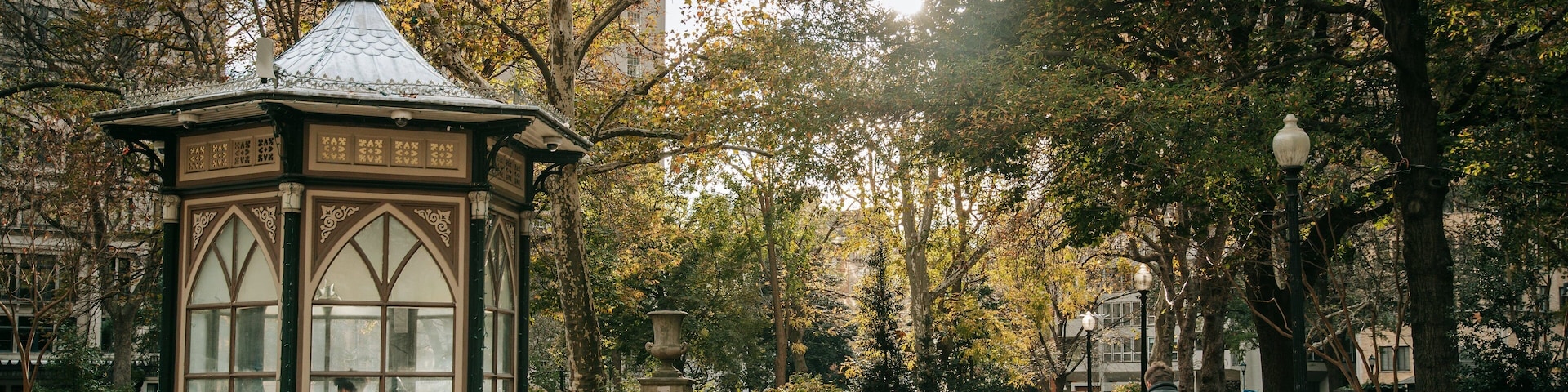 Rittenhouse Square which includes street scenes and a park