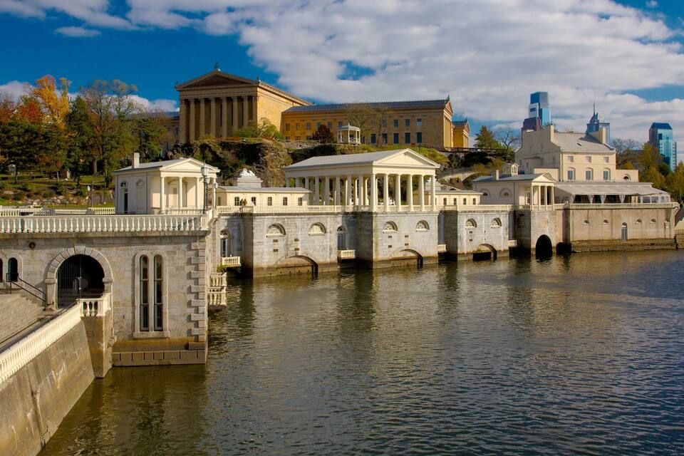 Un front marítim històric amb arquitectura clàssica, incloent un edifici neoclàssic i un pont.