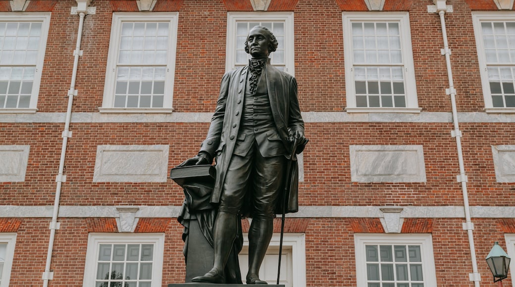 Independence National Historical Park showing a statue or sculpture