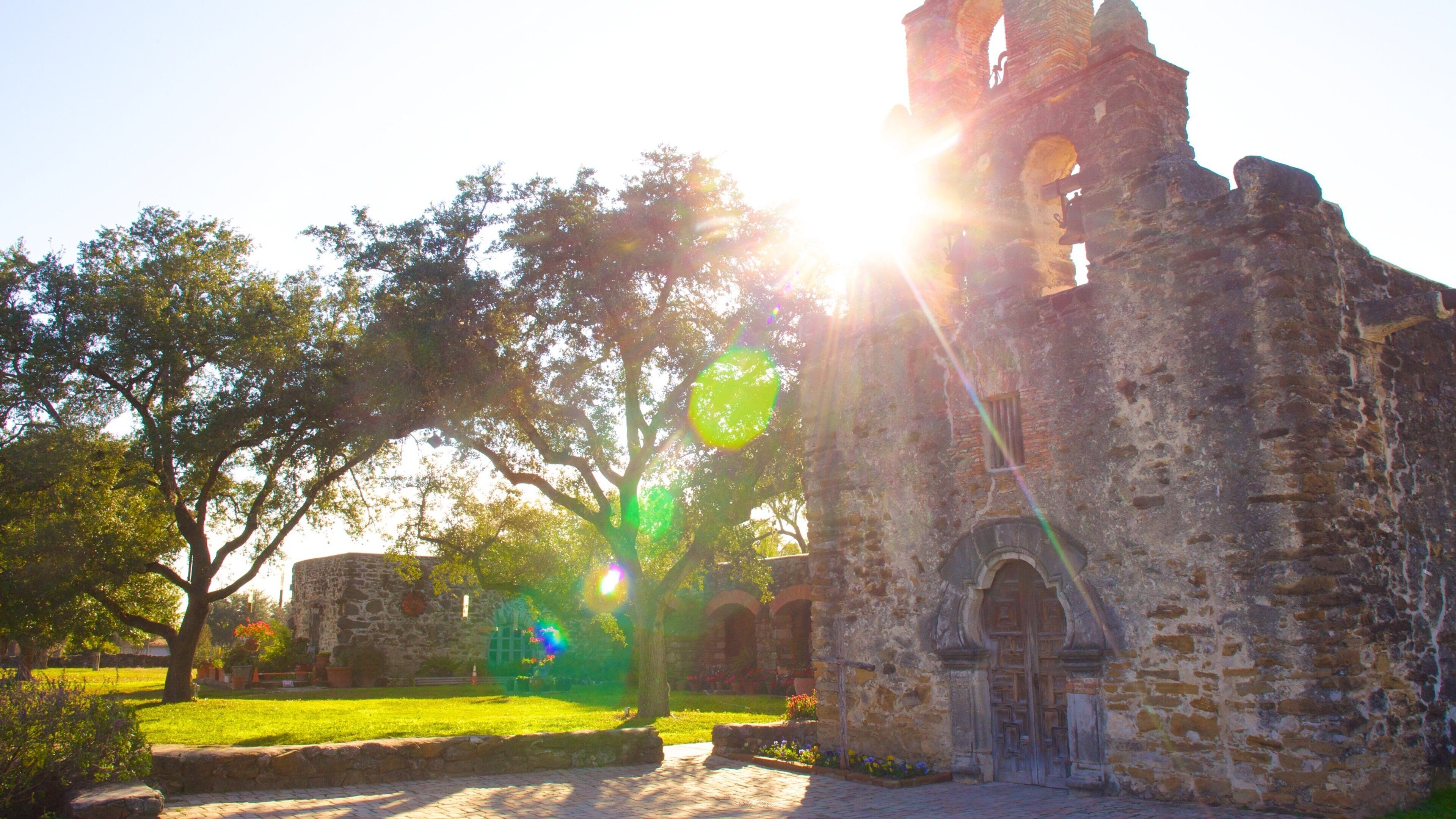 San Antonio Missions National Park featuring a church or cathedral, building ruins and a garden
