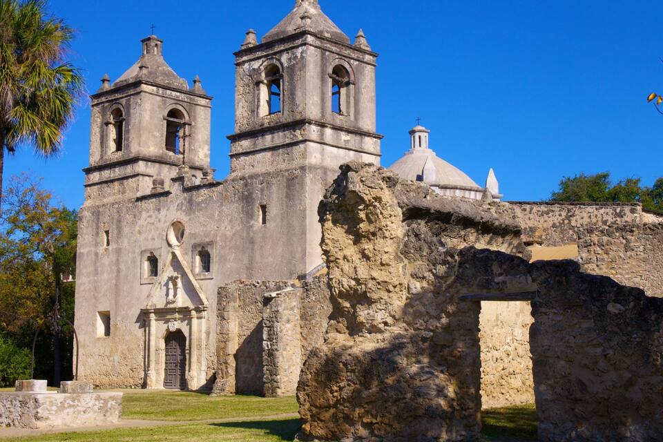 Una antigua iglesia de piedra con dos campanarios y un gran arco.