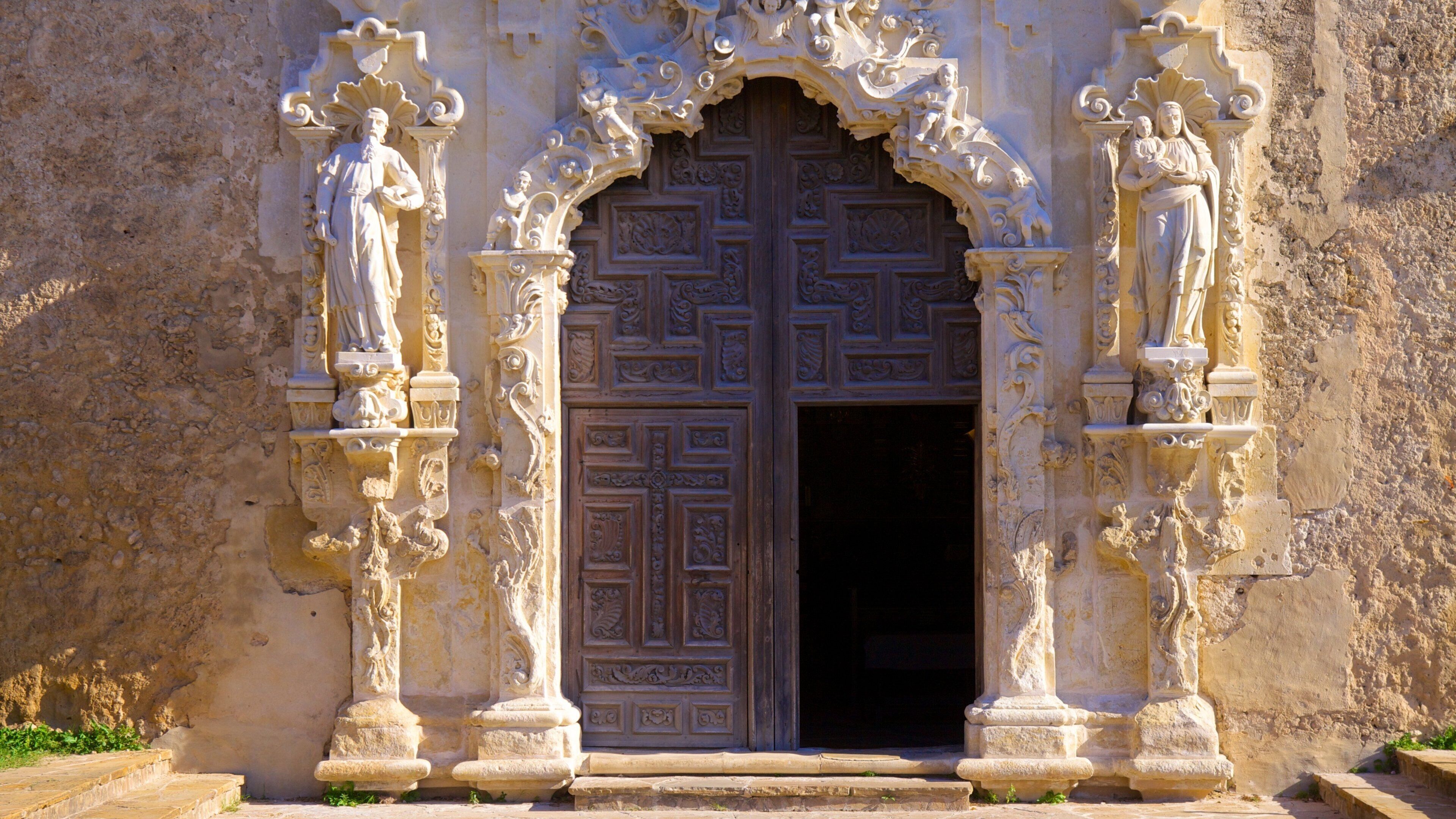 San Antonio Missions National Park som visar en staty eller skulptur och religiösa element