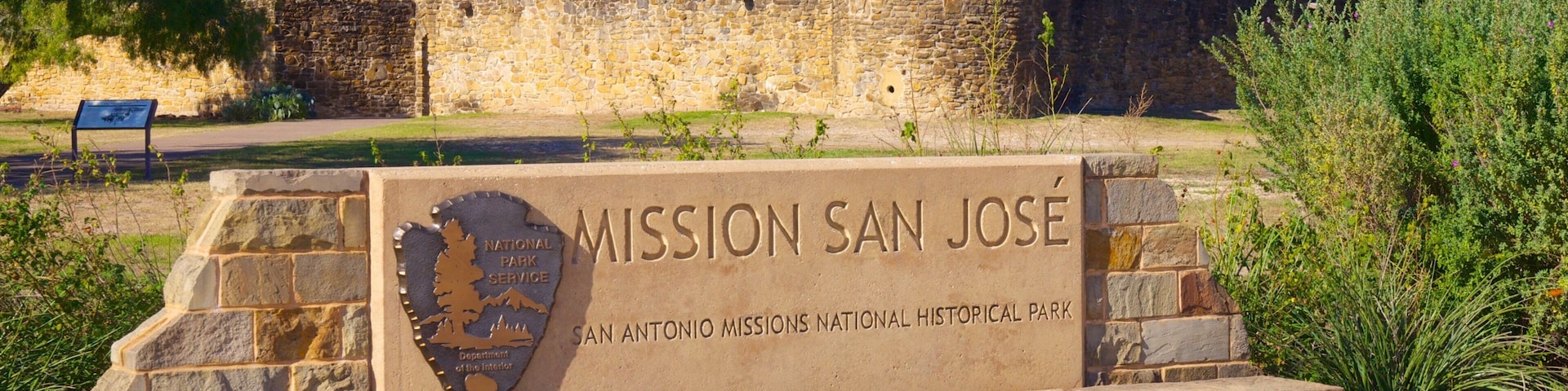 San Antonio Missions National Park mit einem Park und Beschilderung